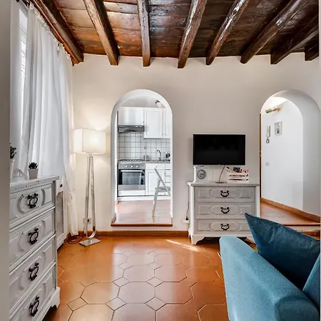 White Coronari Daire Roma