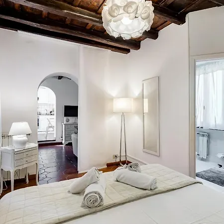 White Coronari Daire Roma