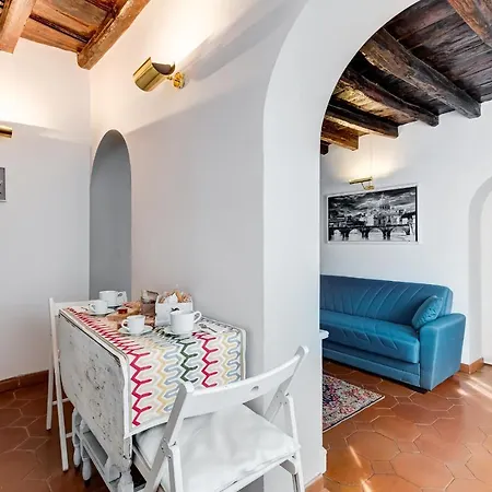 White Coronari Daire Roma