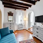 White Coronari Lejlighed Rom